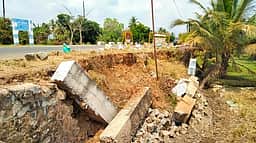 இடிந்துவிழுந்த சாலையோர பக்கவாட்டு தடுப்புச் சுவரை சீரமைக்கக் கோரிக்கை