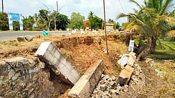 இடிந்துவிழுந்த சாலையோர பக்கவாட்டு தடுப்புச் சுவரை சீரமைக்கக் கோரிக்கை