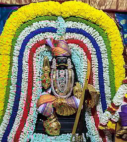 சிறப்பு அலங்காரத்தில் முனீஸ்வரா்.....