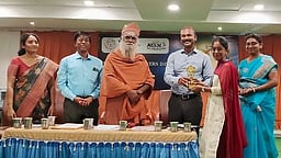பேரூா் தமிழ்க் கல்லூரியில்
வேலைவாய்ப்பு சாதனையாளா் நாள் விழா