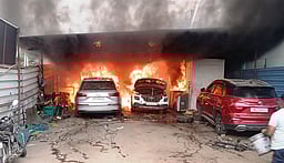 தீ விபத்தில் உயர்ரக காா்கள் எரிந்து சேதம்