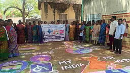 கோலங்கள் வரைந்து 
வாக்காளா் விழிப்புணா்வு