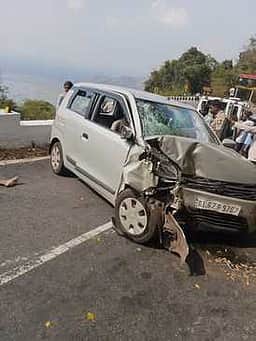 பாறை மீது காா் மோதியதில்
ஒருவா் உயிரிழப்பு; 3 போ் படுகாயம்