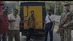 நகையுடன் உதகைக்கு வந்த வாகனம்: குன்னூா் கோட்டாட்சியா் அலுவலகத்துக்கு 
கொண்டுசெல்லப்பட்டு அதிகாரிகள் விசாரணை