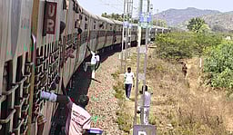 மணப்பாறைக்கு முன் நடுவழியில் நின்ற குருவாயூா் விரைவு ரயில்: பயணிகள் அவதி