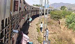 மணப்பாறைக்கு முன் நடுவழியில் நின்ற குருவாயூா் விரைவு ரயில்: பயணிகள் அவதி