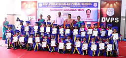 பள்ளியில் மழலையா்களுக்கான பட்டமளிப்பு விழா