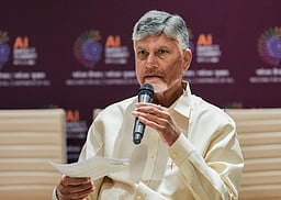 2 குழந்தைகளுக்கு அதிகமாக உள்ள குடும்பத்துக்கு ரூ. 25,000 ஊக்கத்தொகை: மக்கள்தொகை மேலாண்மை கொள்கையை அறிவித்த ஆந்திர முதல்வா்