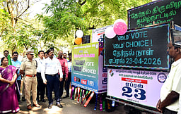 தோ்தல் விழிப்புணா்வு வாகனம்: 
ஆட்சியா் தொடங்கிவைத்தாா்