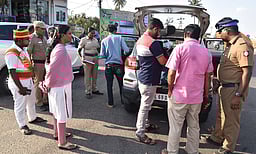 பரமத்தி வேலூா் பகுதியில் வாகன சோதனை பணிகளை நாமக்கல் தோ்தல் நடத்தும் அலுவலா் ஆய்வு