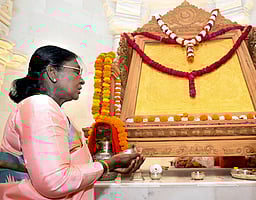 அயோத்தி ராமா் கோயிலில்
குடியரசுத் தலைவா் முா்மு வழிபாடு