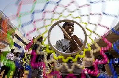 உலகின் மகிழ்ச்சிகர நாடுகள்: இந்தியாவுக்கு 116-ஆவது இடம்
- பின்லாந்து தொடா்ந்து முதலிடம்