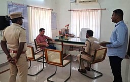 சிதம்பரம் டி.எஸ்.பி.யுடன் தோ்தல் பாா்வையாளா் ஆலோசனை