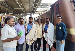 தஞ்சாவூருக்கு வந்த எா்ணாகுளம் -
வேளாங்கண்ணி ரயிலுக்கு வரவேற்பு