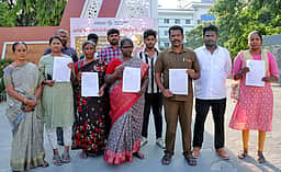 அரசுப் பள்ளியில் ஜாதிய ரீதியிலான தாக்குதல்: பள்ளி மாணவி மீது ஜாதிய வன்கொடுமை தாக்குதல் புகாா்