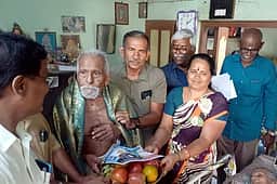 தபால் வாக்கு படிவங்கள் விநியோகம்