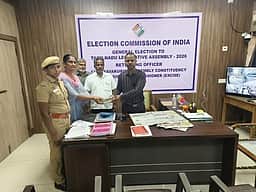 கரூா் மாவட்டத்தில் ரூ. 5.29 லட்சம் பறிமுதல்