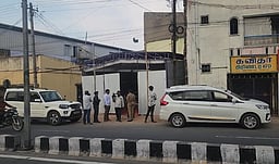 கரூா் திமுக தோ்தல் பணிமனையில் தோ்தல் அலுவலா்கள் திடீா் ஆய்வு