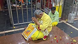 மேல்மலையனூா் அங்காளம்மன் கோயிலில் வேட்பாளா் பட்டியலுடன் புஸ்ஸி ஆனந்த் வழிபாடு