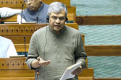 1,068 ஹெக்டேர் ரயில்வே நிலம் ஆக்கிரமிப்பு: ரயில்வே அமைச்சர்