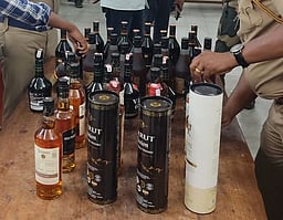 நெல்லையில் வாகனச் சோதனை:
மதுபாட்டில்கள், பம்பரங்கள் பறிமுதல்