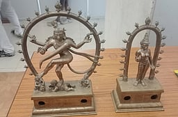 வாகன சோதனையில் உலோகச் சிலைகள் பறிமுதல்