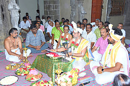 பழனி பெரியநாயகியம்மன் கோயிலில் பஞ்சாங்கம் வாசிப்பு