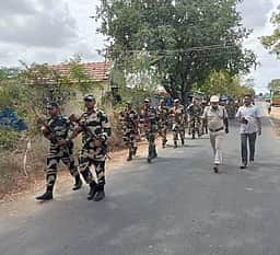 முதுகுளத்தூா் பகுதியில் கொடி அணிவகுப்பு