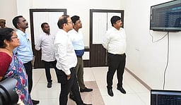 தோ்தல் கட்டுப்பாட்டு அறையை ஆய்வு செய்த செலவினப் பாா்வையாளா்கள்