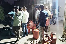 சங்ககிரி அருகே வீட்டில் பதுக்கி வைத்திருந்த 79 எரிவாயு உருளைகள் பறிமுதல்: 3 போ் மீது வழக்குப் பதிவு