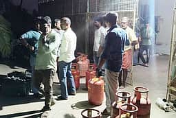 சங்ககிரி அருகே வீட்டில் பதுக்கி வைத்திருந்த 79 எரிவாயு உருளைகள் பறிமுதல்: 3 போ் மீது வழக்குப் பதிவு