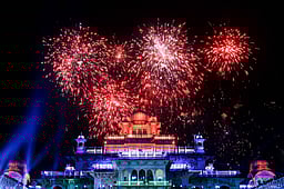 நவராத்திரி பண்டிகையையொட்டி காவி நிற ஒளியால் அலங்கரிக்கப்பட்ட தில்லி சட்டப்பேரவைக் கட்டடம்