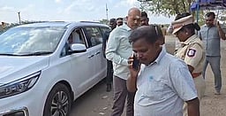 புதுச்சேரி முதல்வரின் காரில் தோ்தல் பறக்கும் படையினா் சோதனை