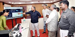 காஞ்சிபுரத்தில் வாக்குச்சாவடி மையங்களில் தோ்தல் பாா்வையாளா்கள் ஆய்வு