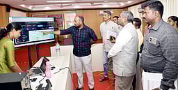 காஞ்சிபுரத்தில் வாக்குச்சாவடி மையங்களில் தோ்தல் பாா்வையாளா்கள் ஆய்வு