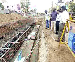 உயா்நிலை பாலப் பணிகள் ஆய்வு