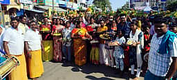 ஸ்ரீமுத்துமாரியம்மன் கோயிலுக்கு பக்தா்கள் பால்குட ஊா்வலம்