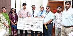 திருவள்ளூா் ஆட்சியரிடம் ஐஓபி வங்கி ரூ.10 லட்சம் சிஎஸ்ஆா் நிதியுதவி