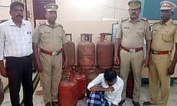 10 எரிவாயு சிலிண்டா்கள் பறிமுதல்; ஒருவா் கைது