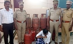 10 எரிவாயு சிலிண்டா்கள் பறிமுதல்; ஒருவா் கைது