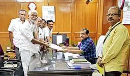 திருநள்ளாறு தொகுதியில் முன்னாள் அமைச்சா் மனு தாக்கல்