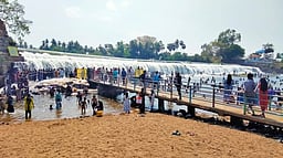 கொடிவேரியில் குளித்து மகிழ்ந்த சுற்றுலாப் பயணிகள்...