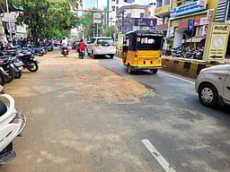 சேதமடைந்த சாலையைச் சீரமைக்கக் கோரிக்கை