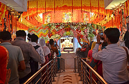 தில்லி ஜண்டேவாலன் கோயிலில் நவராத்திரியின் முதல் நாளில் வழிபாடு மற்றும் தரிசனம் செய்த பக்தா்கள்