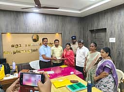 கடவூா் அருகே ரூ. 2 லட்சம் பறிமுதல்