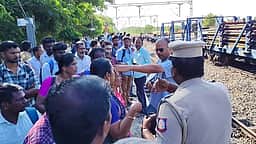 குளித்தலையில் சேலம் ரயிலை மறித்து போராட்டம்