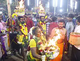 திருப்புவனம் பூமாரி அம்மன் கோயில் பங்குனித் திருவிழா: தீச்சட்டி எடுத்து பக்தா்கள் நோ்த்திக்கடன்