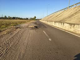 திருவாடானை அருகே சாலையை சீரமைக்க வலியுறுத்தல்