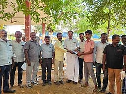 பேராவூரணி மாணவா்களுக்கு கணித உபகரணப் பெட்டிகள்