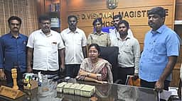 ஒசூா் அருகே மாநில எல்லையில் பேருந்தில் கொண்டுவந்த ரூ.15 லட்சம் பறிமுதல்